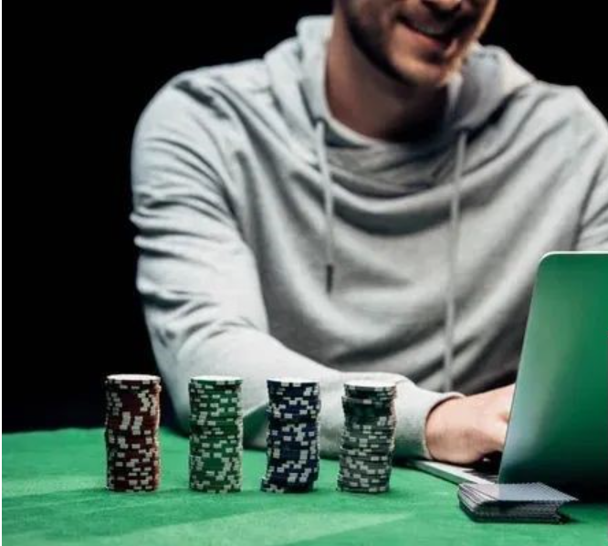 AI德州扑克：金筹码智能策略解析